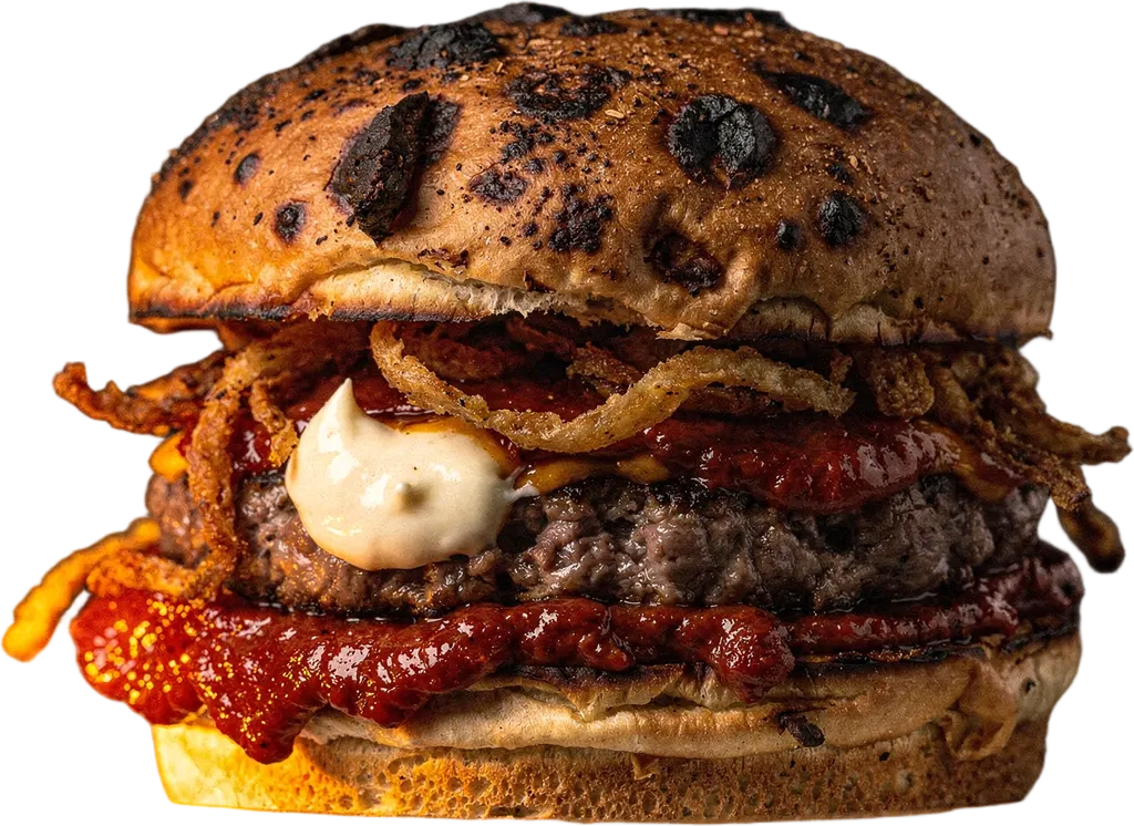 Ein Burger mit fermentiertem Chili, Röstzwiebeln und geräucherter Mayo